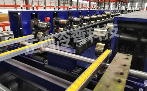 半自動(dòng)PU發(fā)泡板成型機(jī)設(shè)備